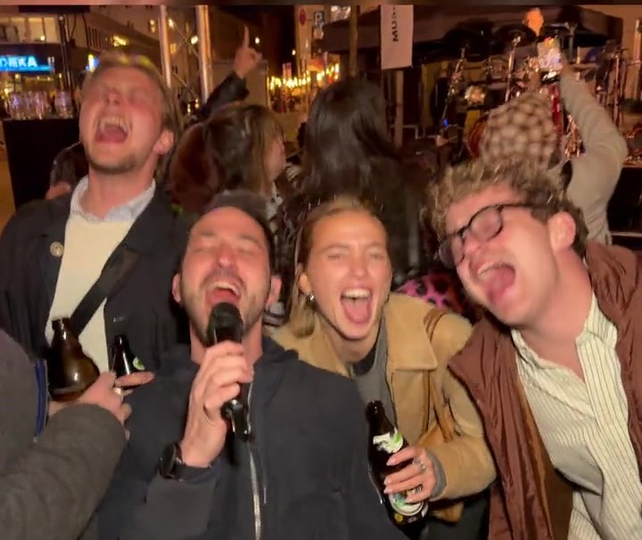 Gäste lachen und singen bei einem Auftritt von Music2Dance