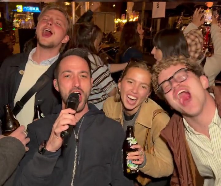 Gäste singen ausgelassen mit bei einem Auftritt von Music2Dance