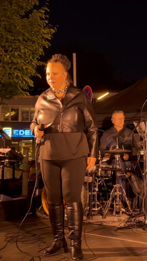 Music2Dance beim Straßenfest bei Nacht