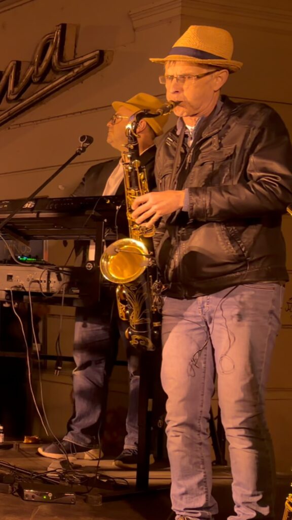 Music2Dance beim Straßenfest bei Nacht
